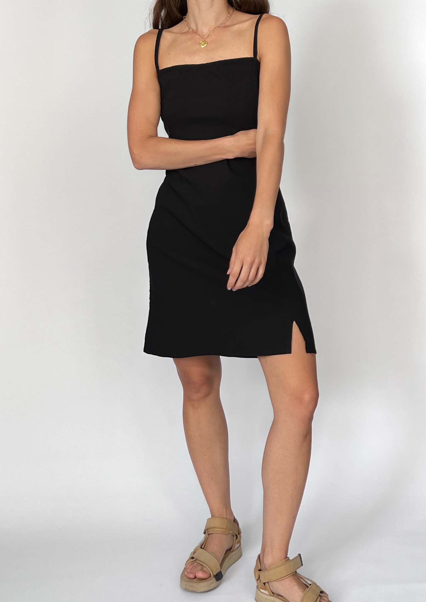 black mini dress 90s Fitted S/M – Reforme Studios COLLUSION 90s mini cap Hen Do Color:brown Super cute 90s